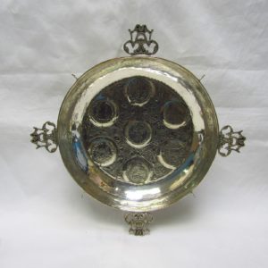 MG. Conjunto de Centro y Catavinos en plata. España, siglo XX.