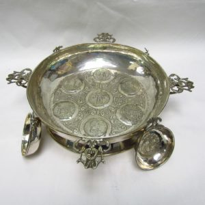 MG. Conjunto de Centro y Catavinos en plata. España, siglo XX.