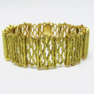 Pulsera Ancha de Oro articulada, Calada en figuras "Góticas". Oro Amarillo 18K. 69 gr.