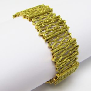 Pulsera Ancha de Oro articulada, Calada en figuras "Góticas". Oro Amarillo 18K. 69 gr.