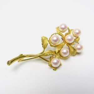 Broche Artesanal en Oro de 18k matizado con siete perlas cultivadas japonesas. 13,55 gr.