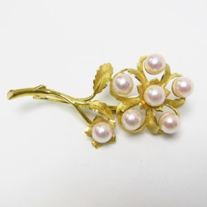 Broche Artesanal en Oro de 18k matizado con siete perlas cultivadas japonesas. 13,55 gr.