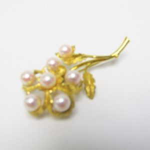 Broche Artesanal en Oro de 18k matizado con siete perlas cultivadas japonesas. 13,55 gr.