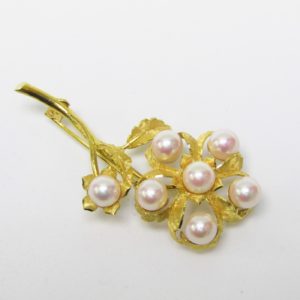 Broche Artesanal en Oro de 18k matizado con siete perlas cultivadas japonesas. 13,55 gr.