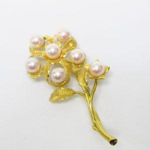 Broche Artesanal en Oro de 18k matizado con siete perlas cultivadas japonesas. 13,55 gr.
