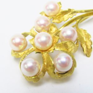 Broche Artesanal en Oro de 18k matizado con siete perlas cultivadas japonesas. 13,55 gr.