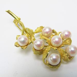 Broche Artesanal en Oro de 18k matizado con siete perlas cultivadas japonesas. 13,55 gr.