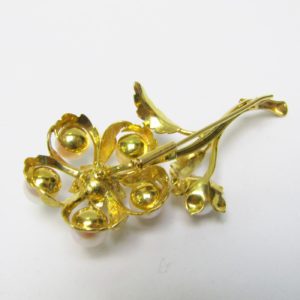 Broche Artesanal en Oro de 18k matizado con siete perlas cultivadas japonesas. 13,55 gr.