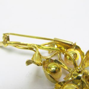 Broche Artesanal en Oro de 18k matizado con siete perlas cultivadas japonesas. 13,55 gr.