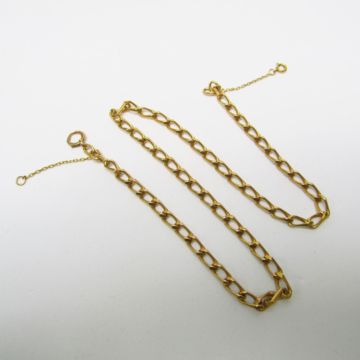 Cadena en Oro Amarillo de 18k con eslabones barbados dobles. 27 gr. Cadena en Oro Amarillo de 18k con eslabones barbados dobles. 27 gr.