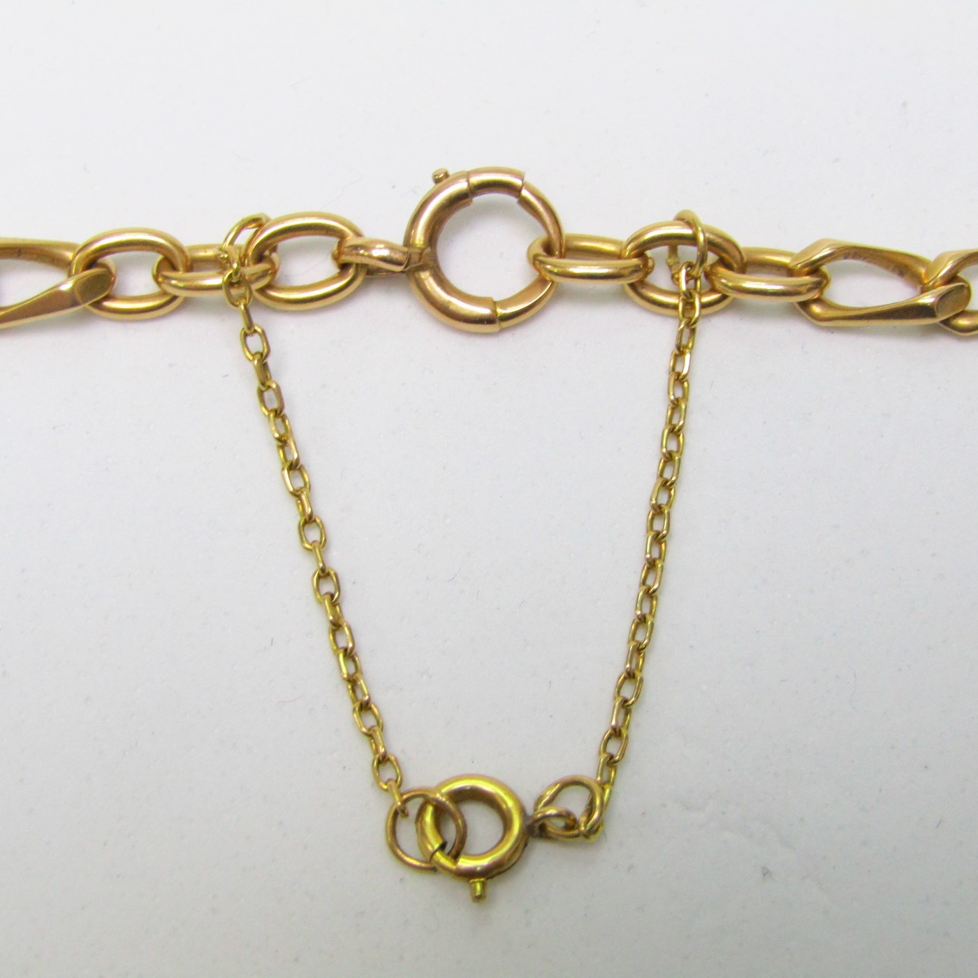 Cadena en Oro Amarillo de 18k con eslabones barbados dobles. 27 gr. Cadena en Oro Amarillo de 18k con eslabones barbados dobles. 27 gr.