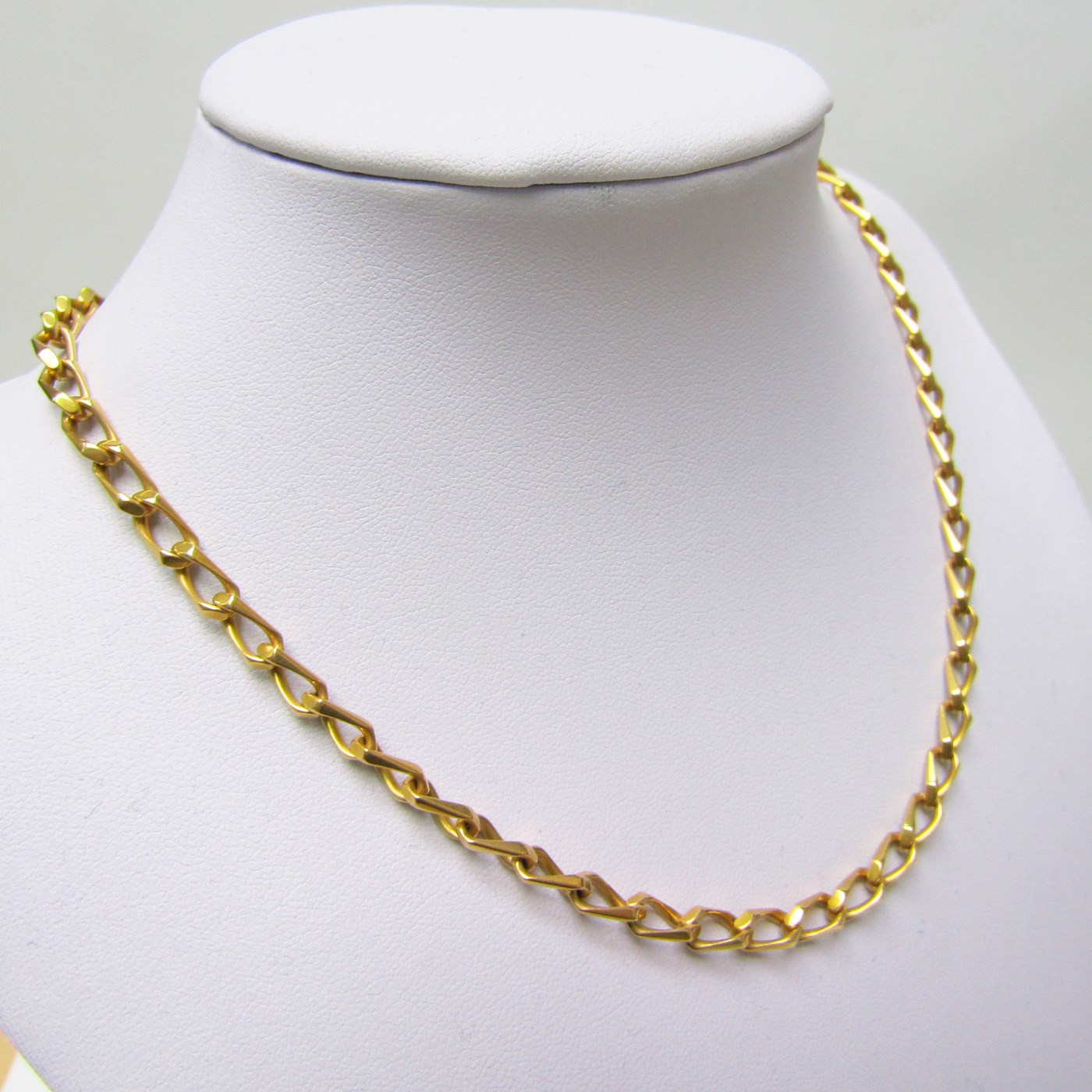 Cadena en Oro Amarillo de 18k con eslabones barbados dobles. 27 gr. Cadena en Oro Amarillo de 18k con eslabones barbados dobles. 27 gr.