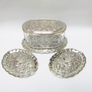 Conjunto de Plata Durán, tres bandejitas ovales y caja oval de cristal. España. Siglo XX.