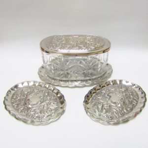 Conjunto de Plata Durán, tres bandejitas ovales y caja oval de cristal. España. Siglo XX.