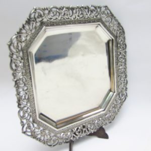 MATILDE ESPUÑES. Centro de mesa cuadrado en plata. España, siglo XX.