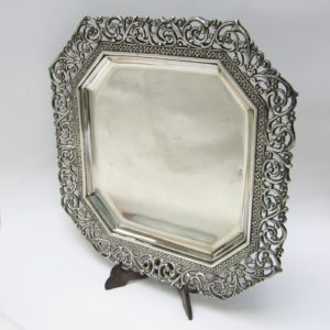 MATILDE ESPUÑES. Centro de mesa cuadrado en plata. España, siglo XX.