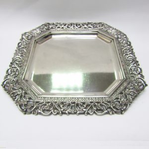 MATILDE ESPUÑES. Centro de mesa cuadrado en plata. España, siglo XX.