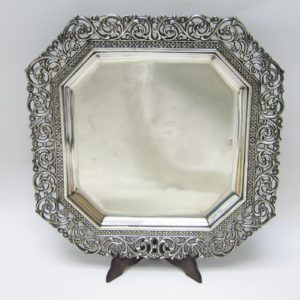 MATILDE ESPUÑES. Centro de mesa cuadrado en plata. España, siglo XX.