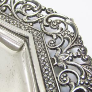 MATILDE ESPUÑES. Centro de mesa cuadrado en plata. España, siglo XX.