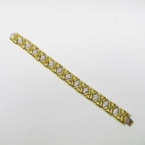 Pulsera de Oro de 18k con 117 Diamantes talla Brillante de 4,75 ct. (H-I/VS1-VS2). 78 gr.