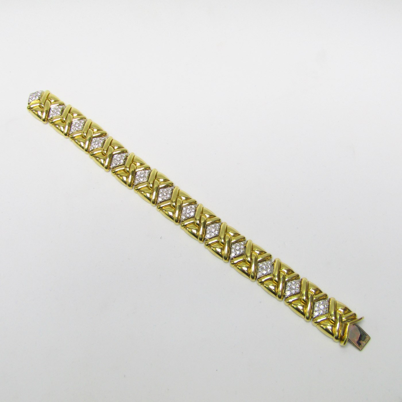 Pulsera de Oro de 18k con 117 Diamantes talla Brillante de 4,75 ct. (H-I/VS1-VS2). 78 gr. Pulsera de Oro de 18k con 117 Diamantes talla Brillante de 4,75 ct. (H-I/VS1-VS2). 78 gr.
