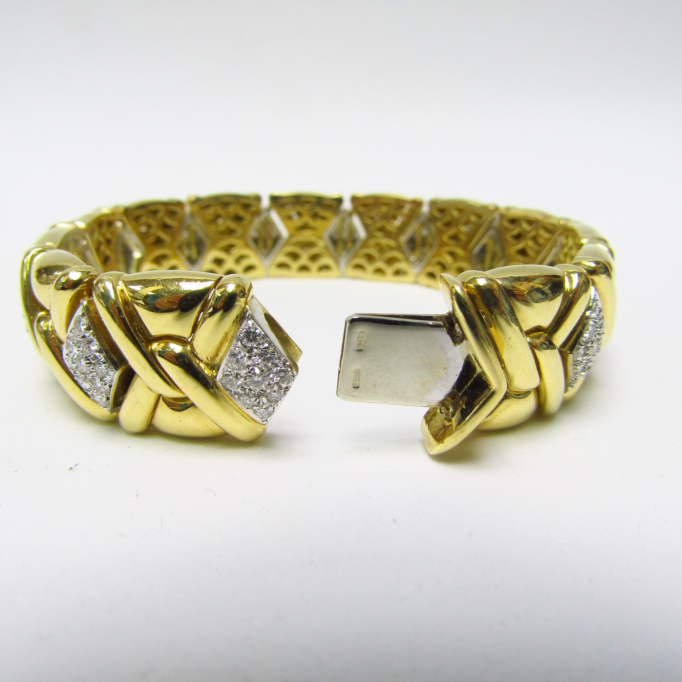 Pulsera de Oro de 18k con 117 Diamantes talla Brillante de 4,75 ct. (H-I/VS1-VS2). 78 gr. Pulsera de Oro de 18k con 117 Diamantes talla Brillante de 4,75 ct. (H-I/VS1-VS2). 78 gr.