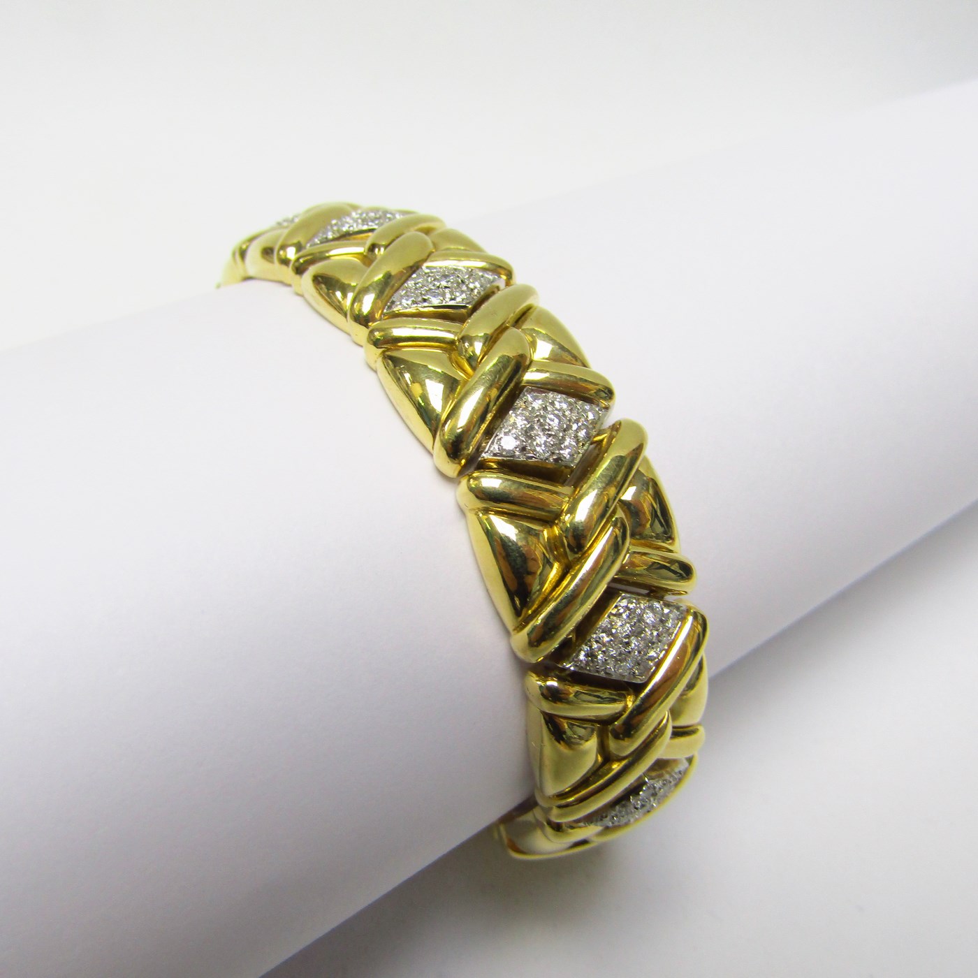 Pulsera de Oro de 18k con 117 Diamantes talla Brillante de 4,75 ct. (H-I/VS1-VS2). 78 gr. Pulsera de Oro de 18k con 117 Diamantes talla Brillante de 4,75 ct. (H-I/VS1-VS2). 78 gr.