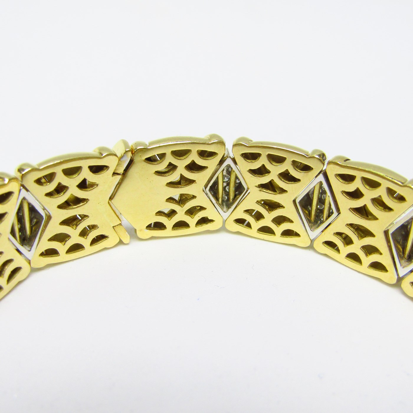 Pulsera de Oro de 18k con 117 Diamantes talla Brillante de 4,75 ct. (H-I/VS1-VS2). 78 gr. Pulsera de Oro de 18k con 117 Diamantes talla Brillante de 4,75 ct. (H-I/VS1-VS2). 78 gr.