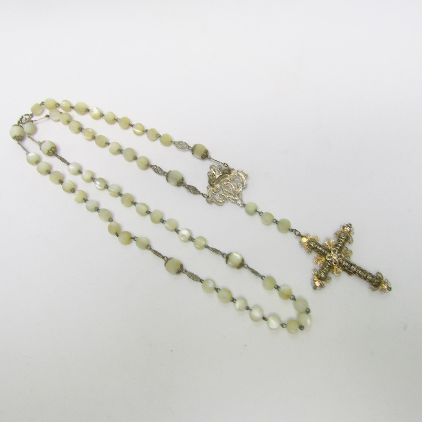 Rosario realizado en Plata y filigranas con cuentas de nácar. España, siglo XIX. Rosario realizado en Plata y filigranas con cuentas de nácar. España, siglo XIX.