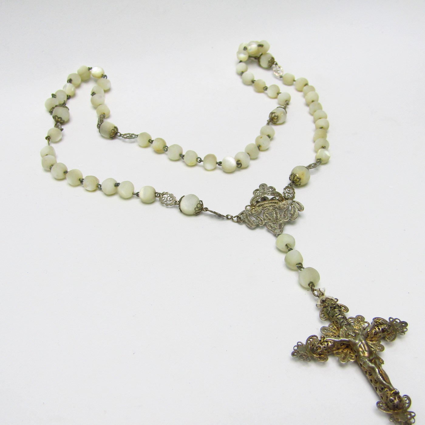Rosario realizado en Plata y filigranas con cuentas de nácar. España, siglo XIX. Rosario realizado en Plata y filigranas con cuentas de nácar. España, siglo XIX.