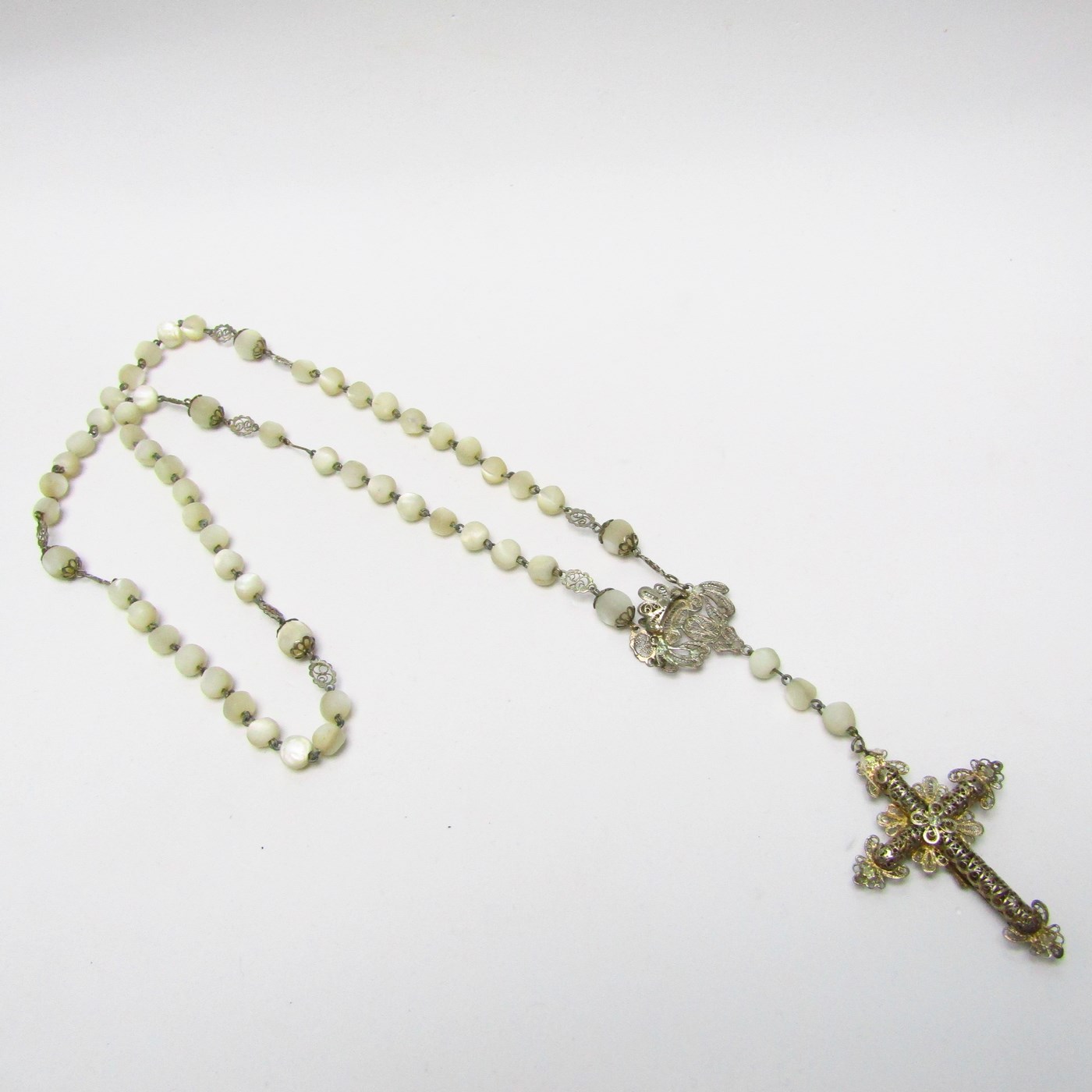 Rosario realizado en Plata y filigranas con cuentas de nácar. España, siglo XIX. Rosario realizado en Plata y filigranas con cuentas de nácar. España, siglo XIX.