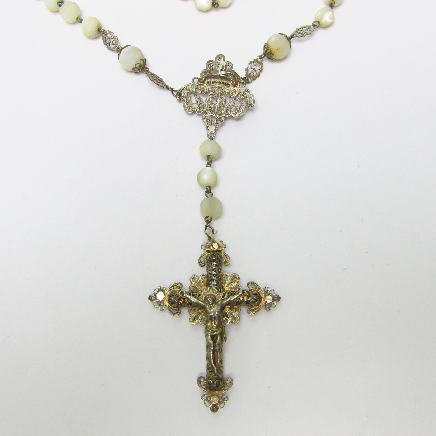 Rosario realizado en Plata y filigranas con cuentas de nácar. España, siglo XIX. Rosario realizado en Plata y filigranas con cuentas de nácar. España, siglo XIX.
