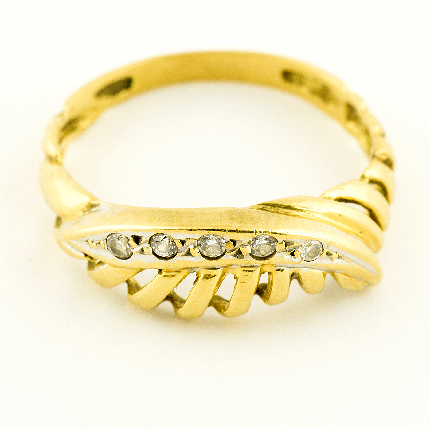 Anillo en Oro Amarillo de 18k con cinco Diamantes talla Brillante de 0,10 ct. (H-I/SI1-SI2). 2,61 gr. Anillo en Oro Amarillo de 18k con cinco Diamantes talla Brillante de 0,10 ct. (H-I/SI1-SI2). 2,61 gr.
