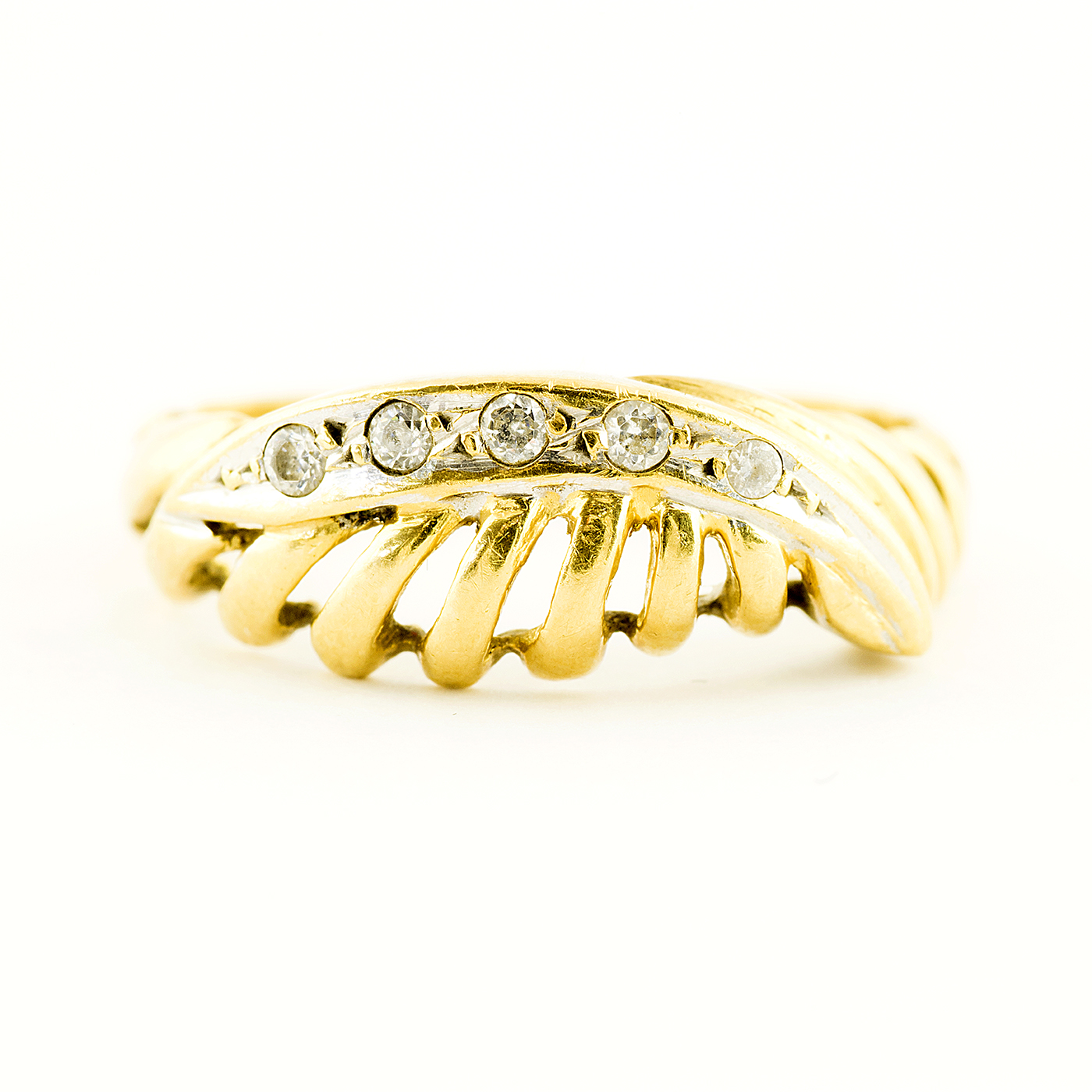 Anillo en Oro Amarillo de 18k con cinco Diamantes talla Brillante de 0,10 ct. (H-I/SI1-SI2). 2,61 gr. Anillo en Oro Amarillo de 18k con cinco Diamantes talla Brillante de 0,10 ct. (H-I/SI1-SI2). 2,61 gr.