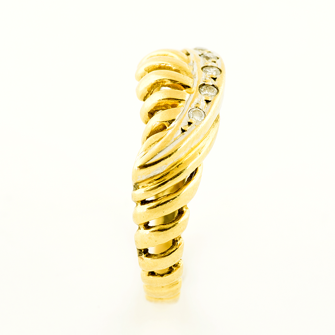 Anillo en Oro Amarillo de 18k con cinco Diamantes talla Brillante de 0,10 ct. (H-I/SI1-SI2). 2,61 gr. Anillo en Oro Amarillo de 18k con cinco Diamantes talla Brillante de 0,10 ct. (H-I/SI1-SI2). 2,61 gr.