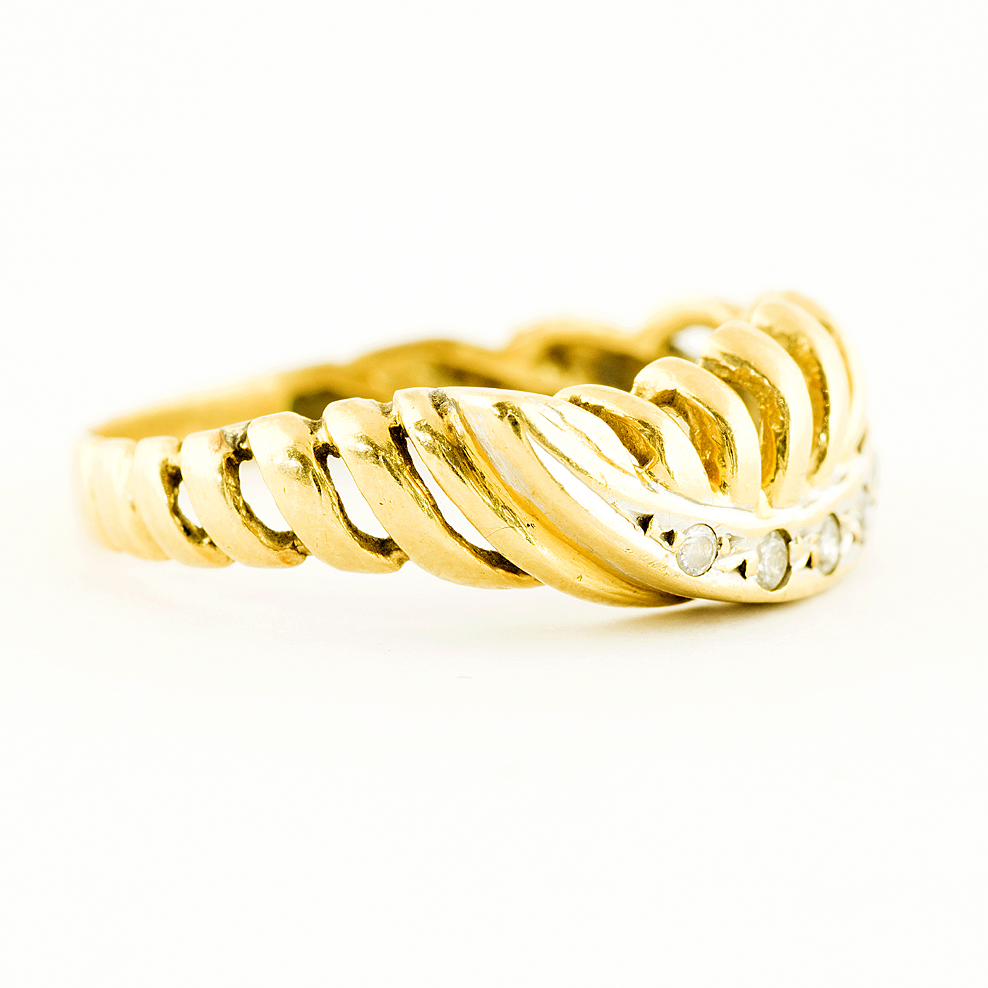 Anillo en Oro Amarillo de 18k con cinco Diamantes talla Brillante de 0,10 ct. (H-I/SI1-SI2). 2,61 gr. Anillo en Oro Amarillo de 18k con cinco Diamantes talla Brillante de 0,10 ct. (H-I/SI1-SI2). 2,61 gr.