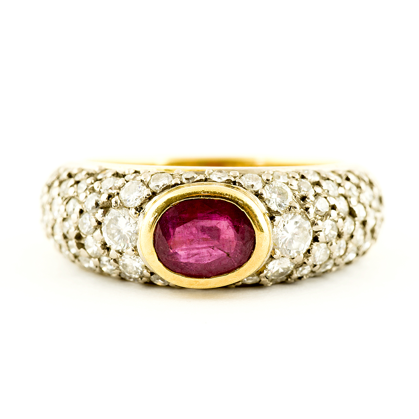 Anillo en Oro Amarillo de 18k, con Rubí central talla Oval, de 0,80 ct. con 76 Diamantes talla Brillante de 1,20 ct. aprox. total. Anillo en Oro Amarillo de 18k, con Rubí central talla Oval, de 0,80 ct. con 76 Diamantes talla Brillante de 1,20 ct. aprox. total.