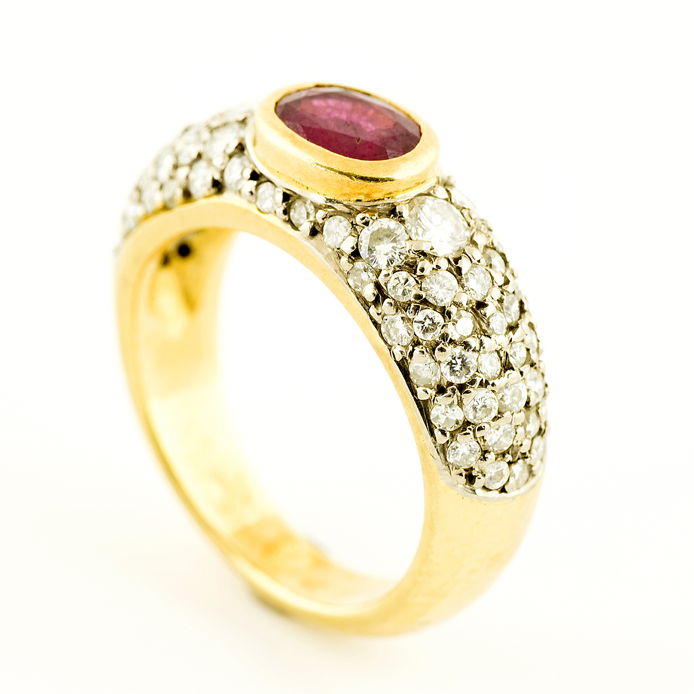 Anillo en Oro Amarillo de 18k, con Rubí central talla Oval, de 0,80 ct. con 76 Diamantes talla Brillante de 1,20 ct. aprox. total. Anillo en Oro Amarillo de 18k, con Rubí central talla Oval, de 0,80 ct. con 76 Diamantes talla Brillante de 1,20 ct. aprox. total.