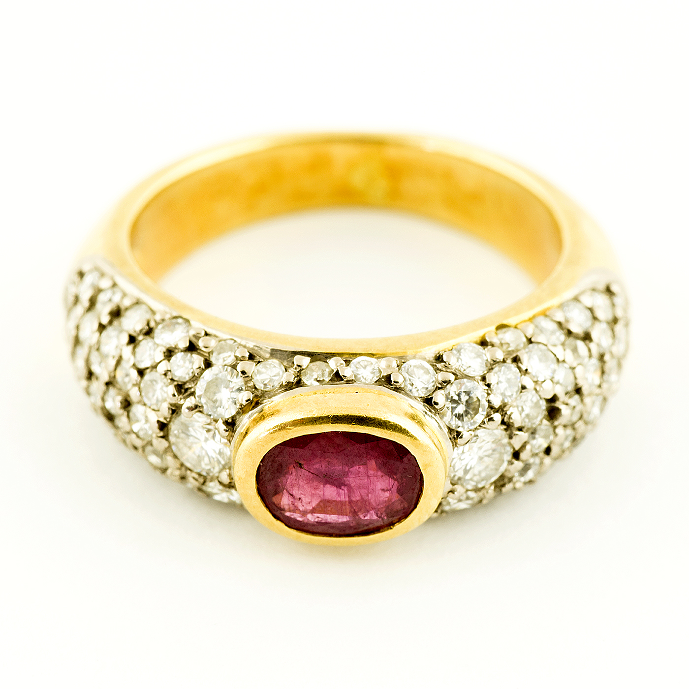 Anillo en Oro Amarillo de 18k, con Rubí central talla Oval, de 0,80 ct. con 76 Diamantes talla Brillante de 1,20 ct. aprox. total. Anillo en Oro Amarillo de 18k, con Rubí central talla Oval, de 0,80 ct. con 76 Diamantes talla Brillante de 1,20 ct. aprox. total.