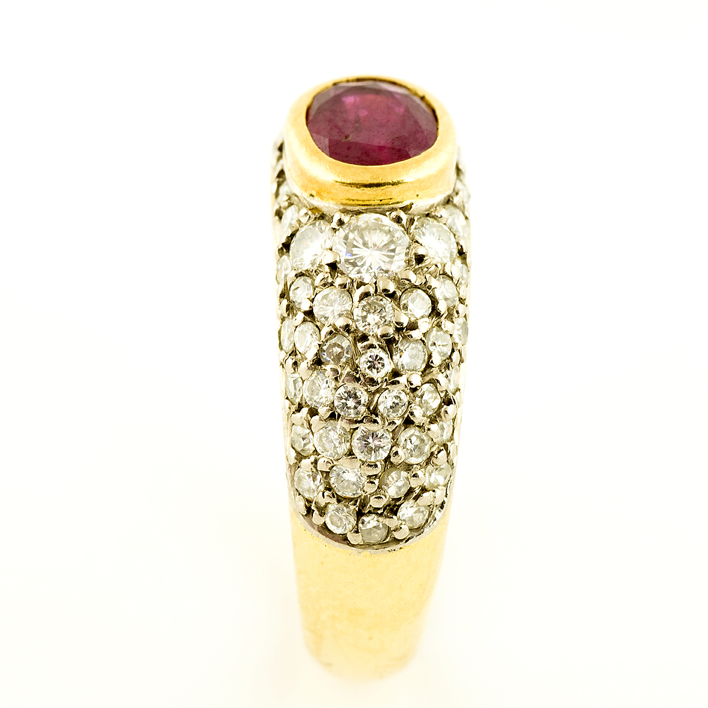 Anillo en Oro Amarillo de 18k, con Rubí central talla Oval, de 0,80 ct. con 76 Diamantes talla Brillante de 1,20 ct. aprox. total. Anillo en Oro Amarillo de 18k, con Rubí central talla Oval, de 0,80 ct. con 76 Diamantes talla Brillante de 1,20 ct. aprox. total.