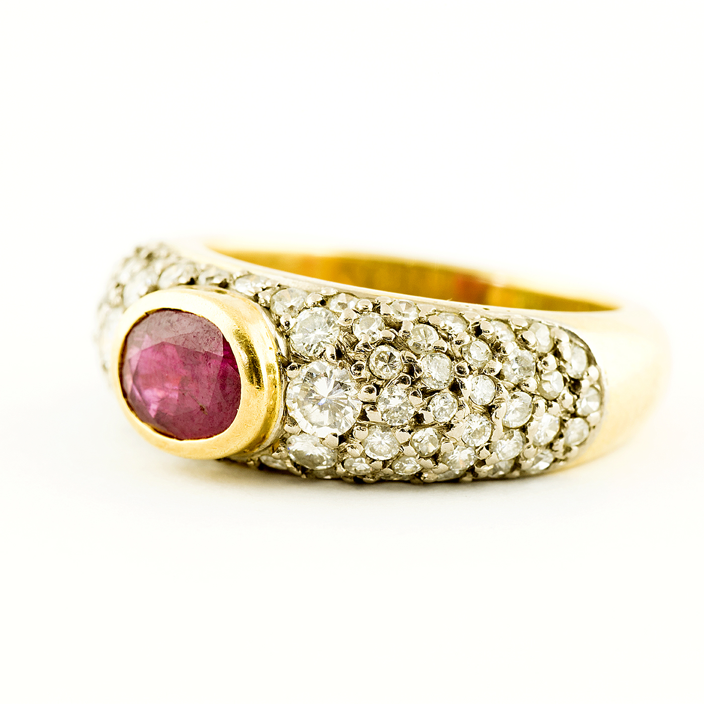 Anillo en Oro Amarillo de 18k, con Rubí central talla Oval, de 0,80 ct. con 76 Diamantes talla Brillante de 1,20 ct. aprox. total. Anillo en Oro Amarillo de 18k, con Rubí central talla Oval, de 0,80 ct. con 76 Diamantes talla Brillante de 1,20 ct. aprox. total.