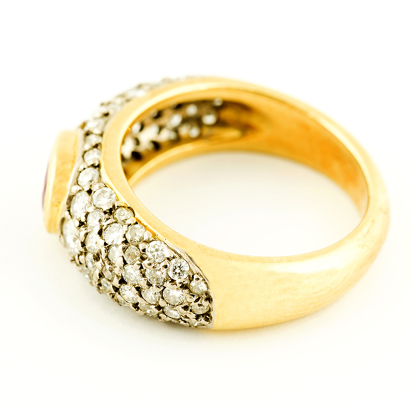 Anillo en Oro Amarillo de 18k, con Rubí central talla Oval, de 0,80 ct. con 76 Diamantes talla Brillante de 1,20 ct. aprox. total. Anillo en Oro Amarillo de 18k, con Rubí central talla Oval, de 0,80 ct. con 76 Diamantes talla Brillante de 1,20 ct. aprox. total.