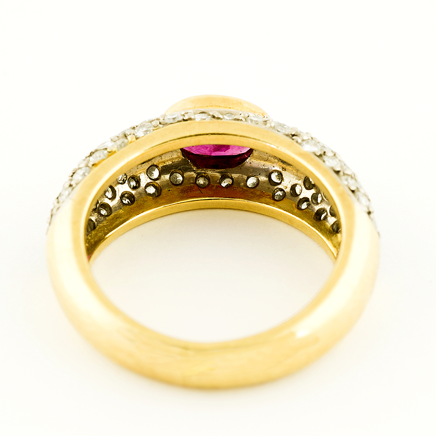Anillo en Oro Amarillo de 18k, con Rubí central talla Oval, de 0,80 ct. con 76 Diamantes talla Brillante de 1,20 ct. aprox. total. Anillo en Oro Amarillo de 18k, con Rubí central talla Oval, de 0,80 ct. con 76 Diamantes talla Brillante de 1,20 ct. aprox. total.