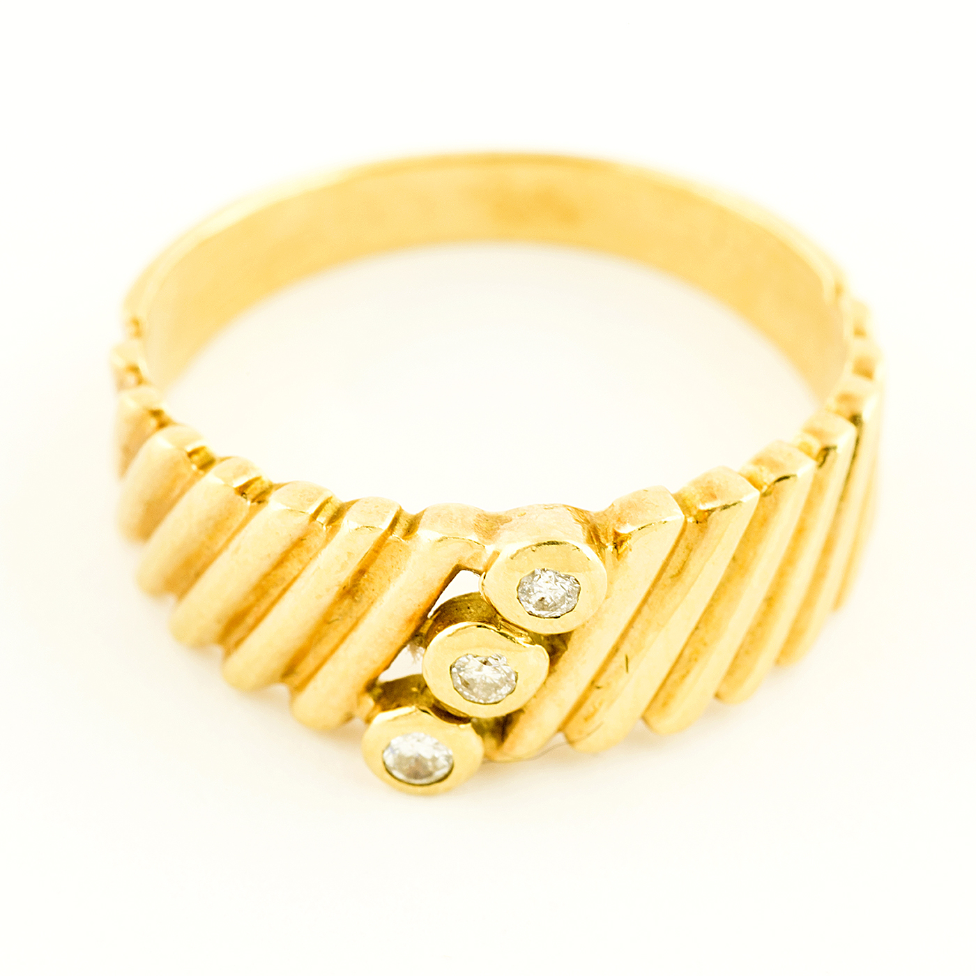 Anillo en Oro Amarillo de 18k con tres Diamantes Talla Brillante de 0,06 ct. total. (H-VS2). 4,16 gr. Anillo en Oro Amarillo de 18k con tres Diamantes Talla Brillante de 0,06 ct. total. (H-VS2). 4,16 gr.