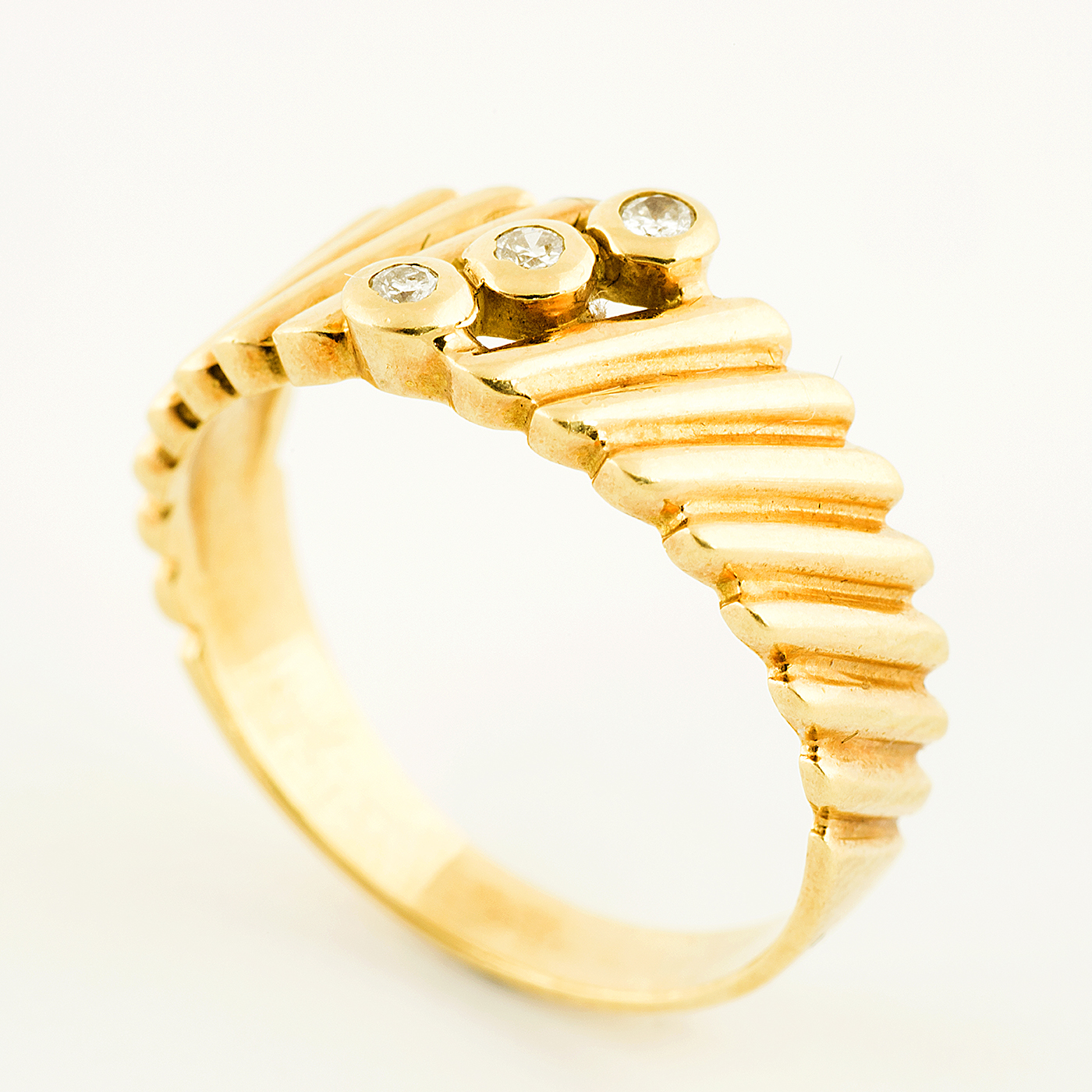 Anillo en Oro Amarillo de 18k con tres Diamantes Talla Brillante de 0,06 ct. total. (H-VS2). 4,16 gr. Anillo en Oro Amarillo de 18k con tres Diamantes Talla Brillante de 0,06 ct. total. (H-VS2). 4,16 gr.