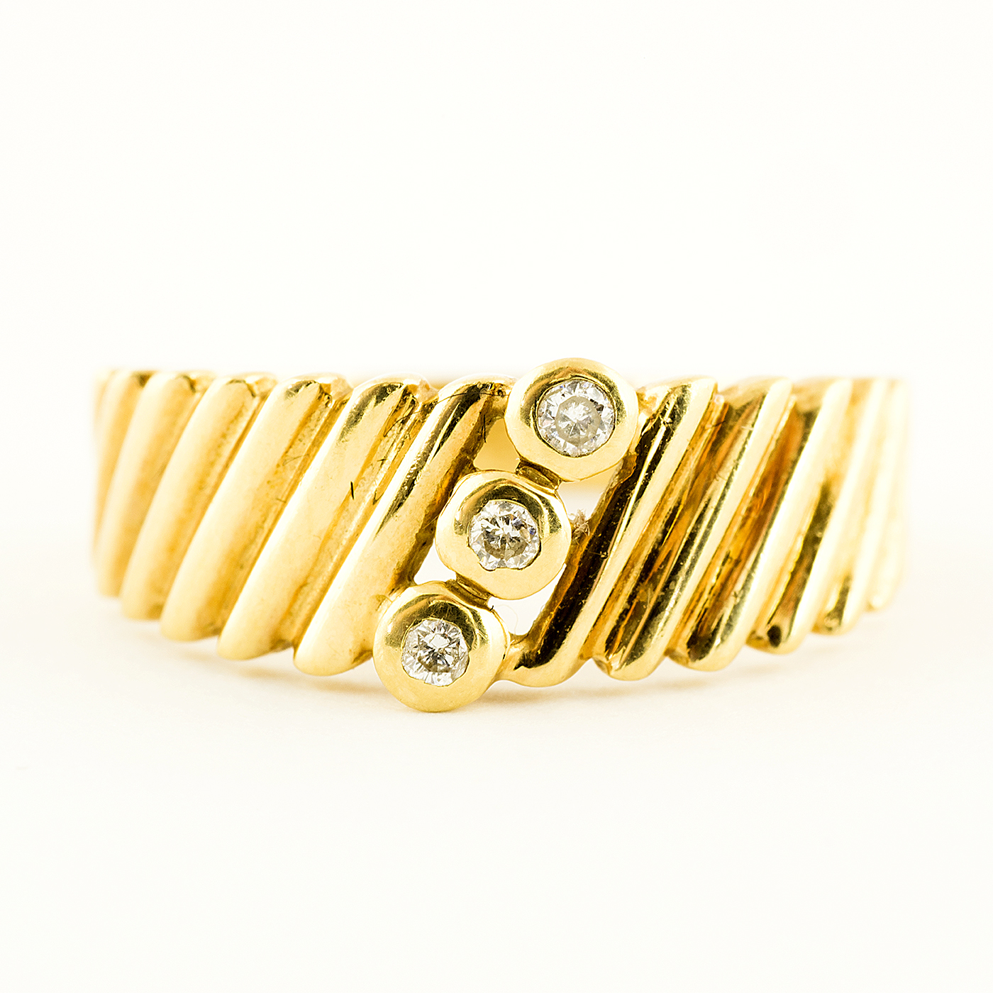 Anillo en Oro Amarillo de 18k con tres Diamantes Talla Brillante de 0,06 ct. total. (H-VS2). 4,16 gr. Anillo en Oro Amarillo de 18k con tres Diamantes Talla Brillante de 0,06 ct. total. (H-VS2). 4,16 gr.
