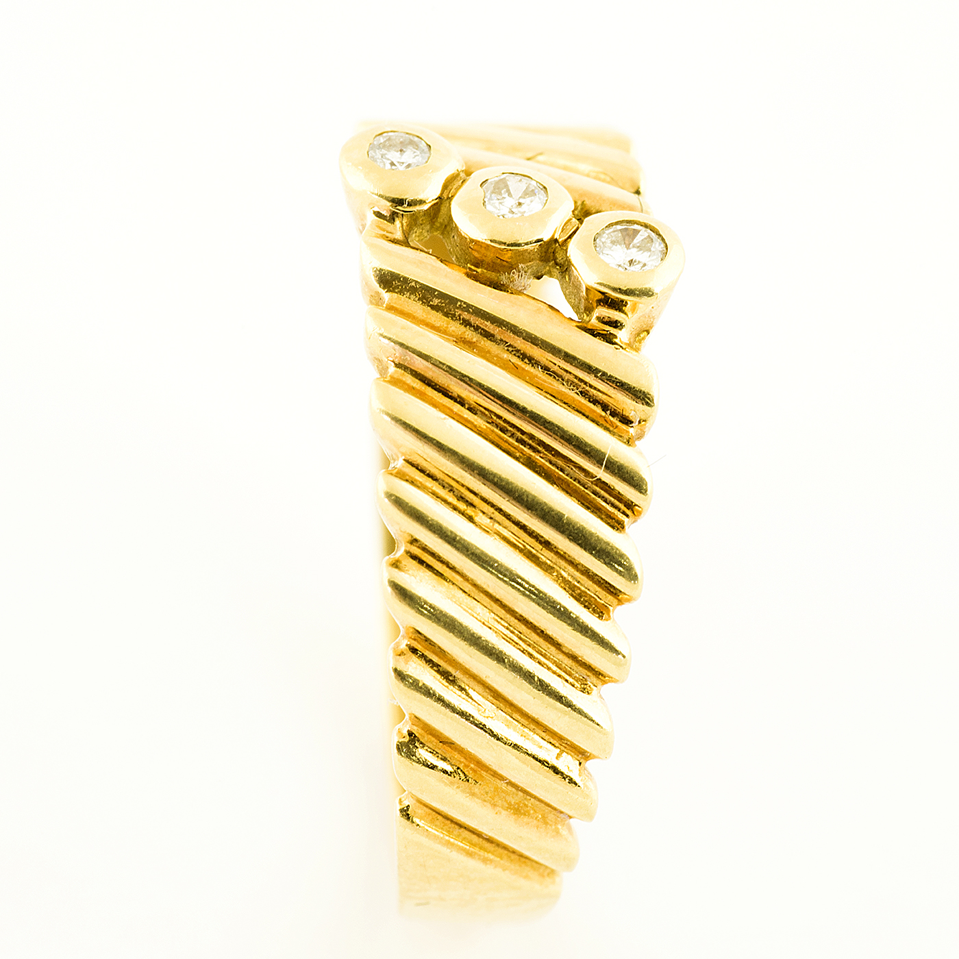 Anillo en Oro Amarillo de 18k con tres Diamantes Talla Brillante de 0,06 ct. total. (H-VS2). 4,16 gr. Anillo en Oro Amarillo de 18k con tres Diamantes Talla Brillante de 0,06 ct. total. (H-VS2). 4,16 gr.