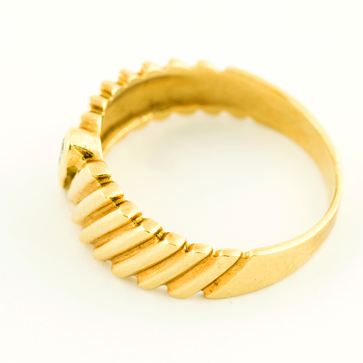 Anillo en Oro Amarillo de 18k con tres Diamantes Talla Brillante de 0,06 ct. total. (H-VS2). 4,16 gr. Anillo en Oro Amarillo de 18k con tres Diamantes Talla Brillante de 0,06 ct. total. (H-VS2). 4,16 gr.