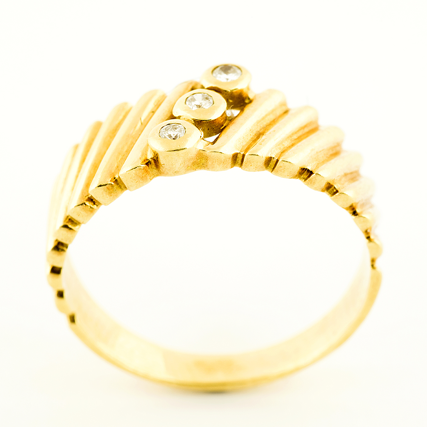 Anillo en Oro Amarillo de 18k con tres Diamantes Talla Brillante de 0,06 ct. total. (H-VS2). 4,16 gr. Anillo en Oro Amarillo de 18k con tres Diamantes Talla Brillante de 0,06 ct. total. (H-VS2). 4,16 gr.