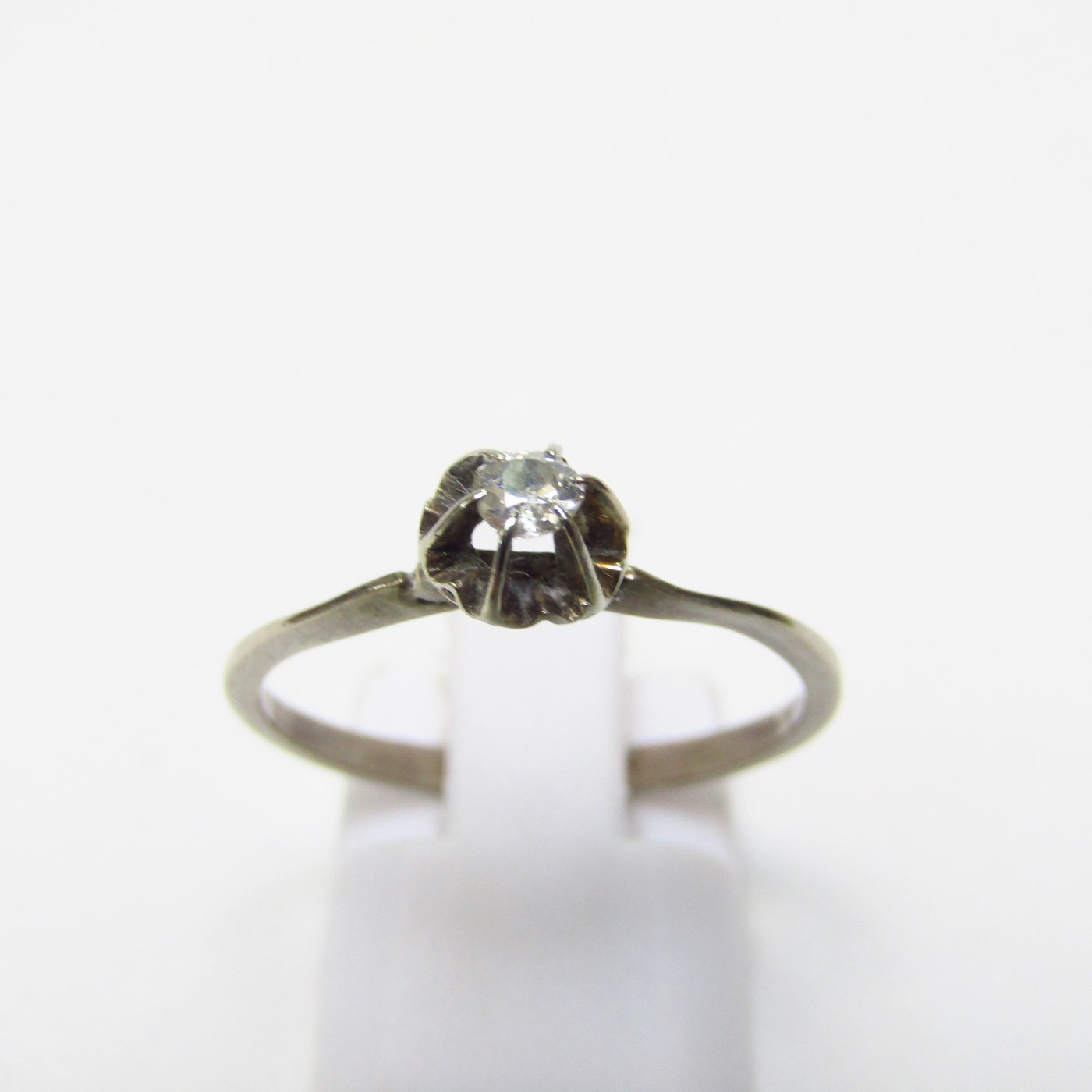 Anillo en Oro Blanco de 12k con Diamante Natural talla Brillante de 0,11 ct. (G/VS1). 1,26 gr. Anillo en Oro Blanco de 12k con Diamante Natural talla Brillante de 0,11 ct. (G/VS1). 1,26 gr.